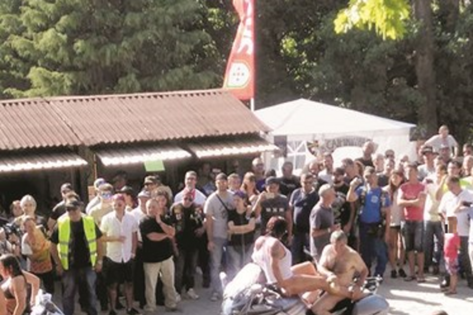 Uma menina assiste ao espetáculo erótico em Oliveira de Azeméis perante o olhar de dezenas de adultos 