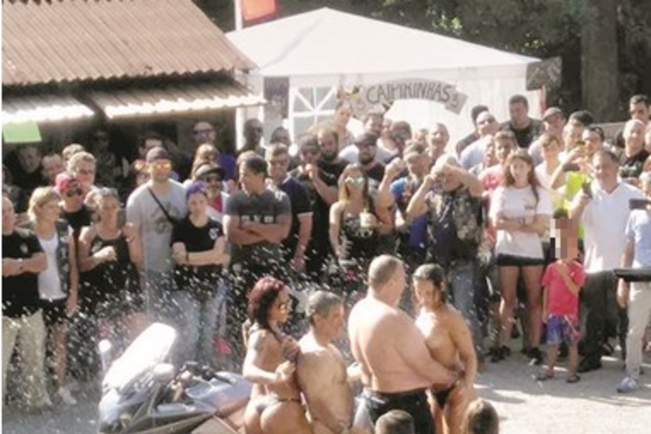 Uma menina assiste ao espetáculo erótico em Oliveira de Azeméis perante o olhar de dezenas de adultos 