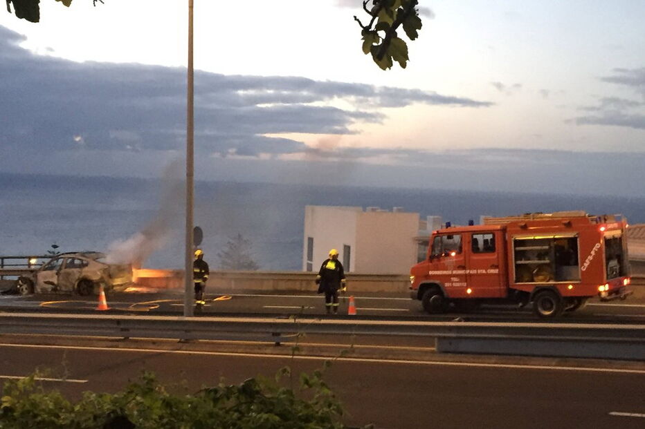 Imagens do veículo que se incendiou na Madeira