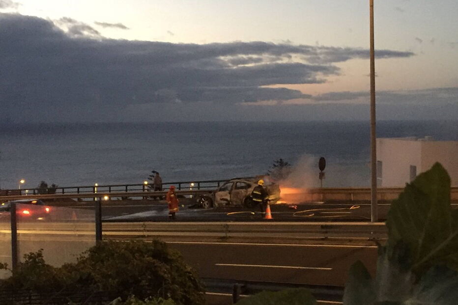Imagens do veículo que se incendiou na Madeira