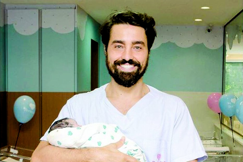 O ator ainda na  maternidade na primeira foto com a pequena Julieta nos braços 