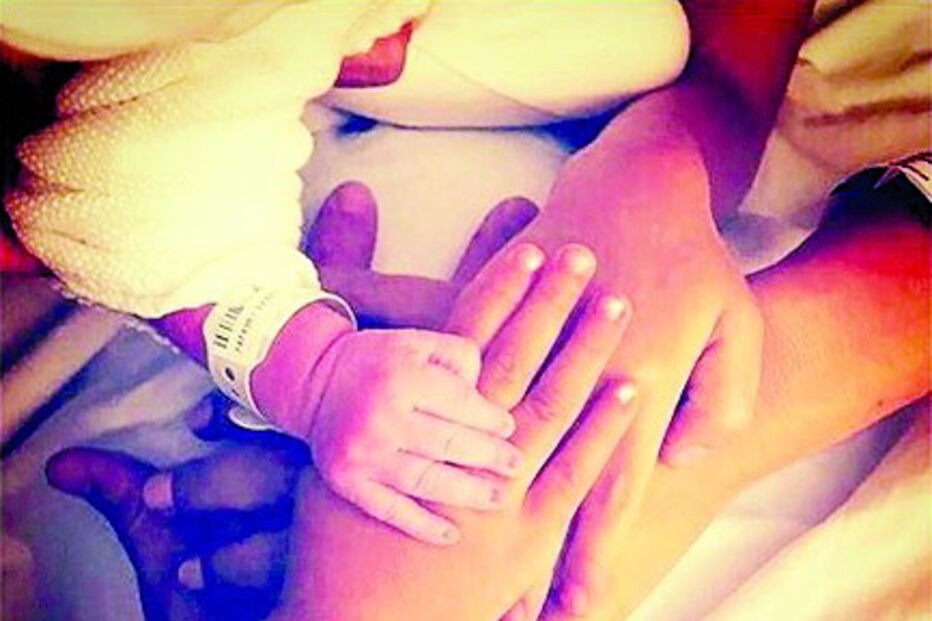 2017-09-02_22_30.34 Nas redes sociais, o ator e a mulher Francisca partilharam uma foto com todos os membros da família de mãos dadas.jpg