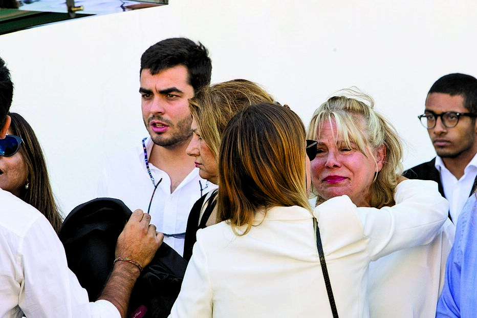 Cristina Caras Lindas inconsolável durante as cerimónias fúnebres