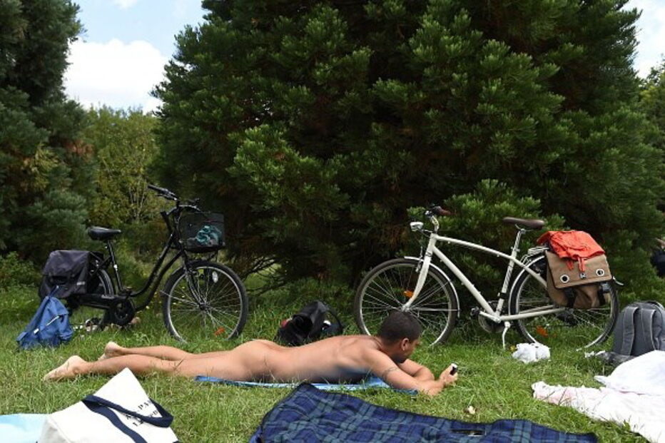Parque nudista em Paris