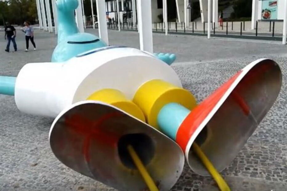 Imagem da mascote caída no Parque das Nações