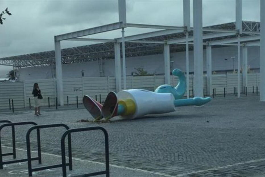 Imagem da mascote caída no Parque das Nações