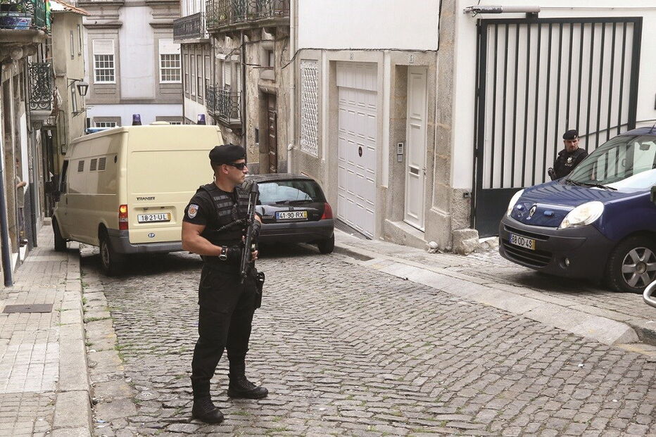 Elementos do GIPS fortemente armados enquanto saíam as carrinhas do tribunal durante julgamento da Máfia de Braga