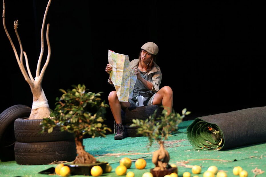 Atores em palco durante a peça 'À Boleia para Hollywood'