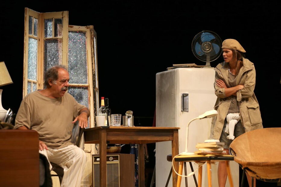 Atores em palco durante a peça 'À Boleia para Hollywood'