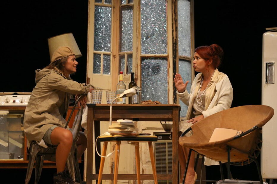 Atores em palco durante a peça 'À Boleia para Hollywood'