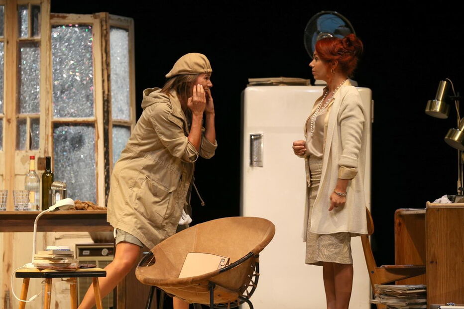 Atores em palco durante a peça 'À Boleia para Hollywood'