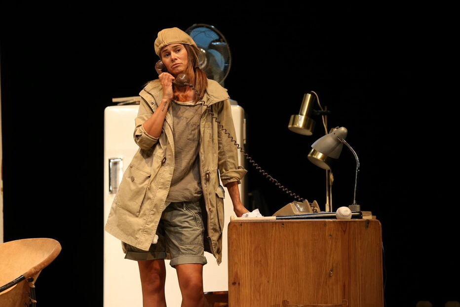 Atores em palco durante a peça 'À Boleia para Hollywood'