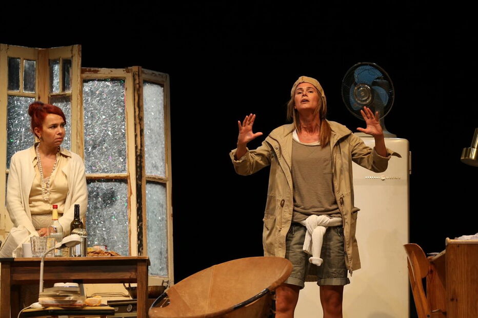 Atores em palco durante a peça 'À Boleia para Hollywood'