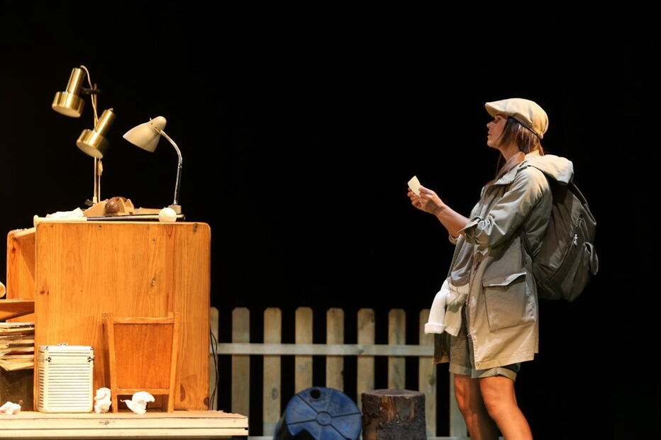 Atores em palco durante a peça 'À Boleia para Hollywood'