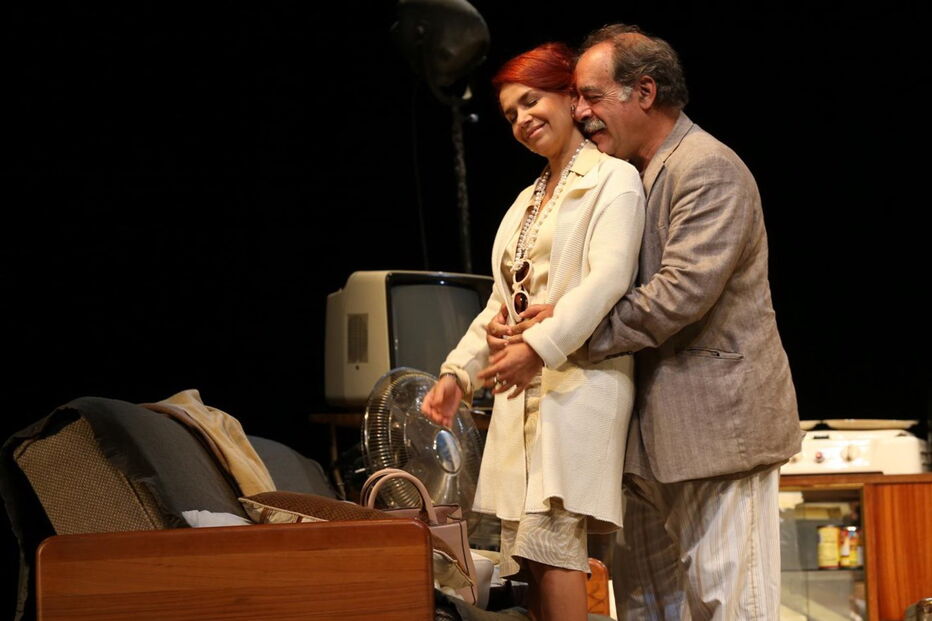 Atores em palco durante a peça 'À Boleia para Hollywood'