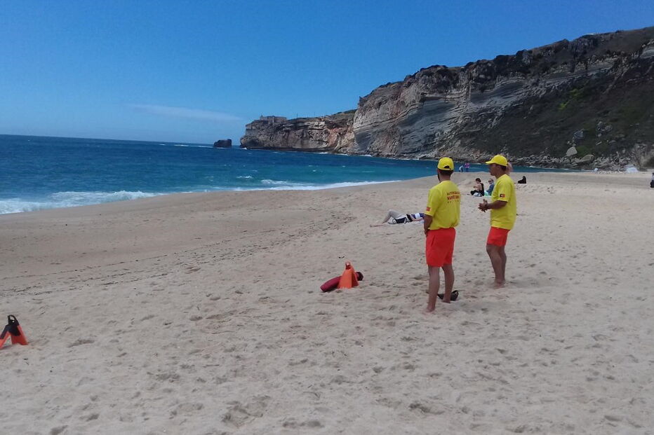 Em maio de 2017, nadadores-salvadores da Marinha vigiaram praias da Nazaré