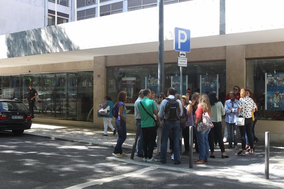 Manifestação de professores junto ao Ministério da Educação, que reclamam a maneira como estão a ser geridas as carreiras e os horários, bem como as colocações