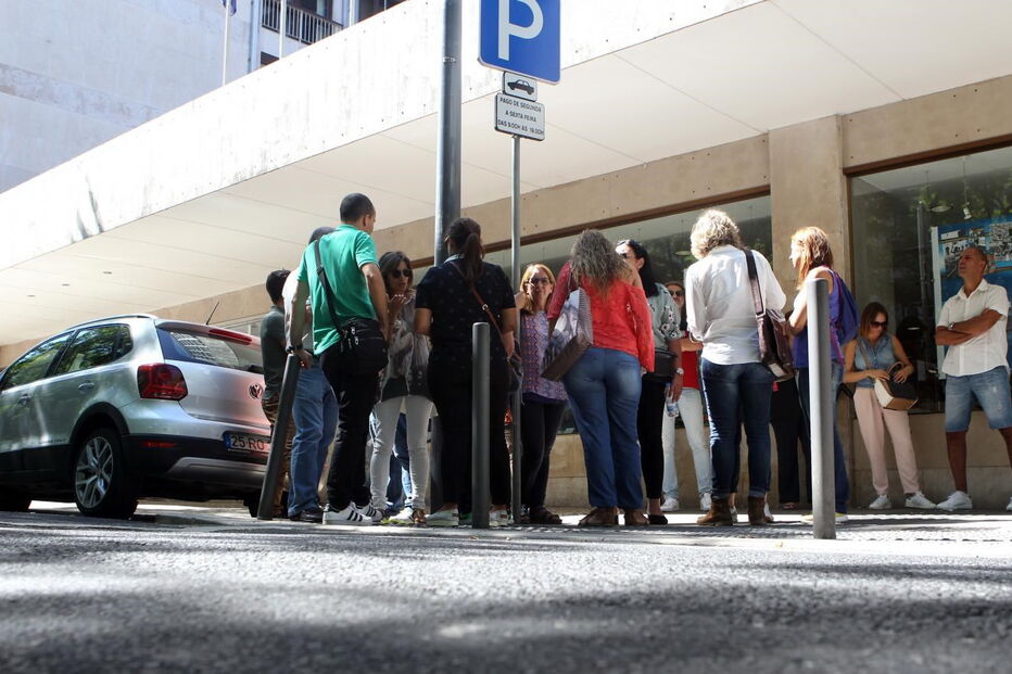 Manifestação de professores junto ao Ministério da Educação, que reclamam a maneira como estão a ser geridas as carreiras e os horários, bem como as colocações