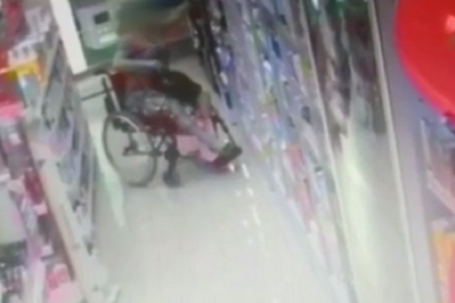 cadeira de rodas, roubo, assalto, farmácia, Brasil