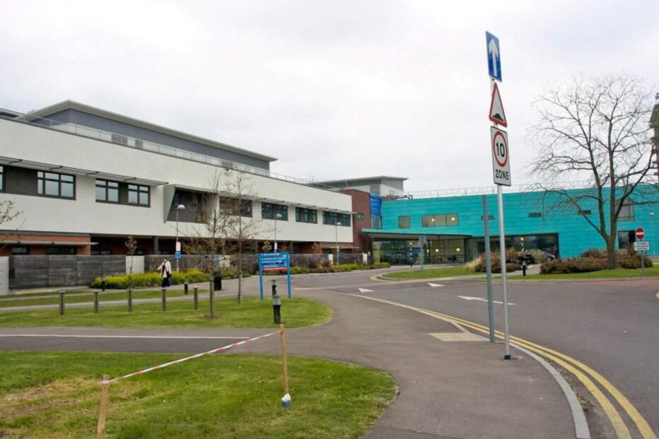 Homem corta pénis no local de trabalho