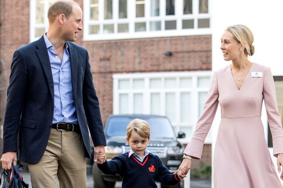 Príncipe George com o príncipe William a chegar à escola