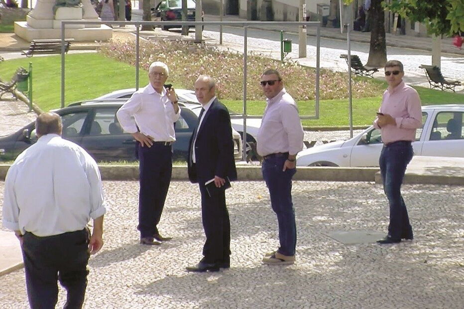 Alberto Machado (de fato escuro) foi absolvido dos crimes de abuso de poder e prevaricação de que estava acusado   