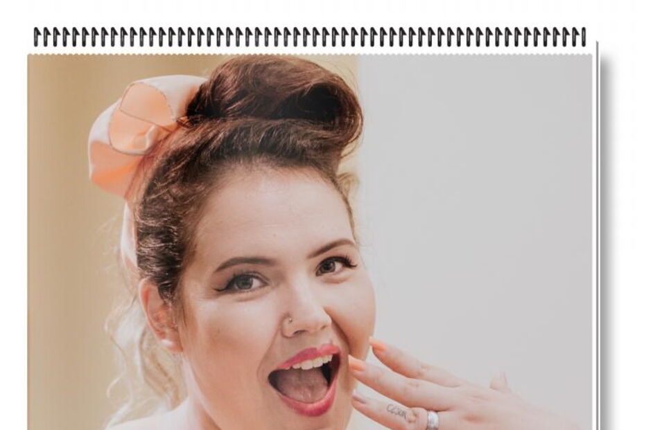 Mulheres tiram camisola por luta contra o cancro em calendário solidário