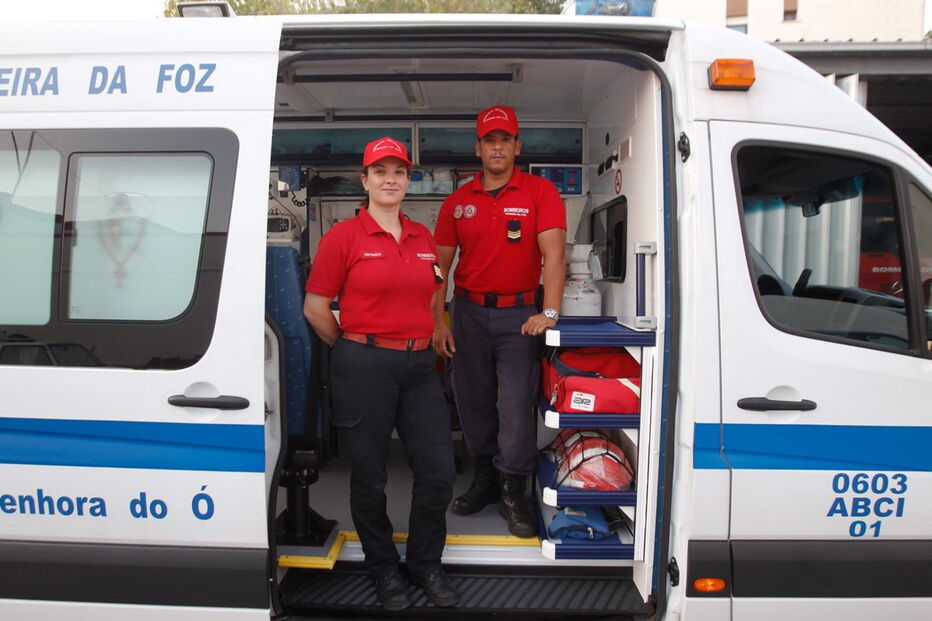 Bombeiros Verónica Calaboiça e Bruno Teixeira, dos Voluntários da Figueira da Foz, ajudaram no parto