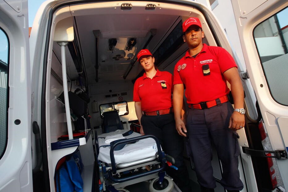 Bombeiros Verónica Calaboiça e Bruno Teixeira, dos Voluntários da Figueira da Foz, ajudaram no parto