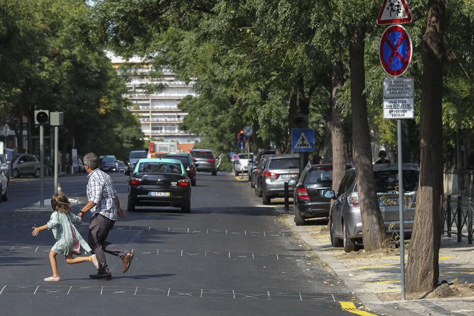 Avenida Álvares Cabral ficou com cerca de trinta lugares a menos. Câmara diz que só foram reduzidos 21     