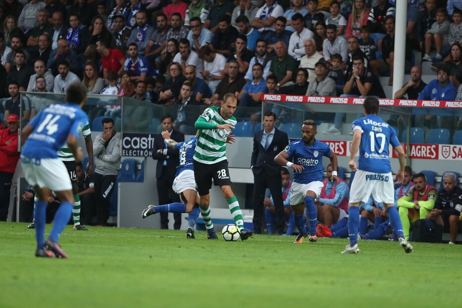 Bas Dost em ação no Feirense - Sporting