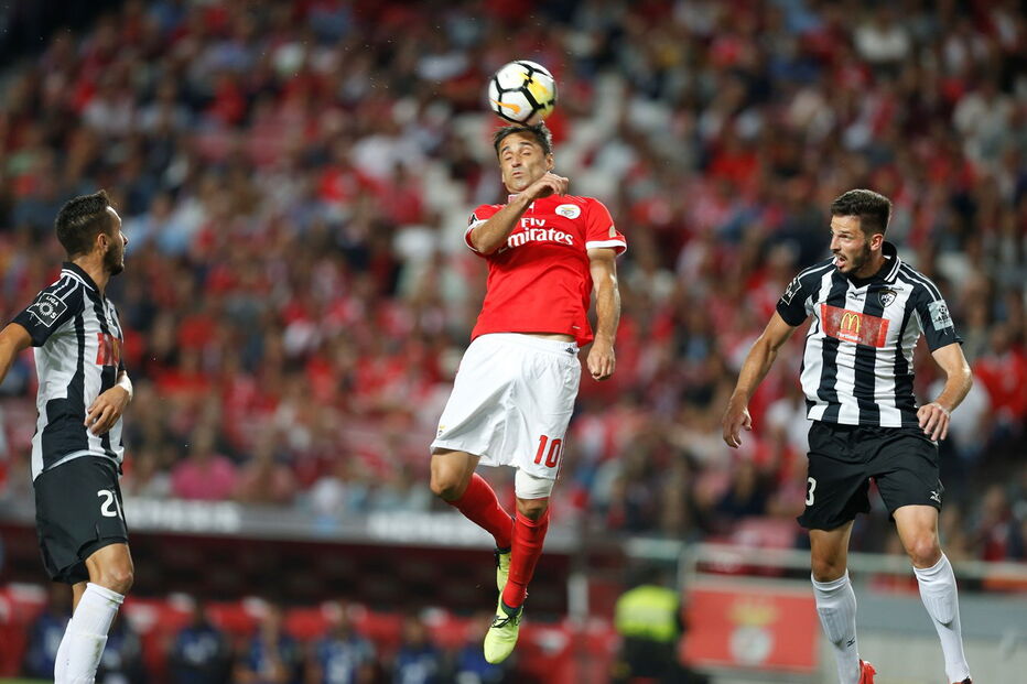 Benfica venceu Portimonense na Lus por 2-1