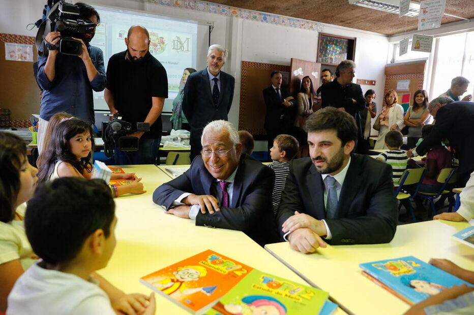 António Costa e Tiago Brandão Rodrigues ofereceram os manuais, agora gratuitos no 1º ciclo, aos alunos da Escola Ribeiro de Carvalho, no Cacém (Sintra)   