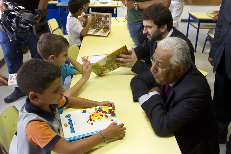 António Costa e Tiago Brandão Rodrigues ofereceram os manuais, agora gratuitos no 1º ciclo, aos alunos da Escola Ribeiro de Carvalho, no Cacém (Sintra)   