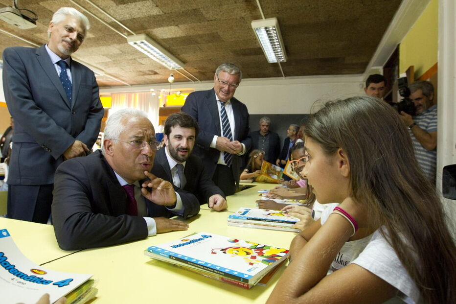 António Costa e Tiago Brandão Rodrigues ofereceram os manuais, agora gratuitos no 1º ciclo, aos alunos da Escola Ribeiro de Carvalho, no Cacém (Sintra)   