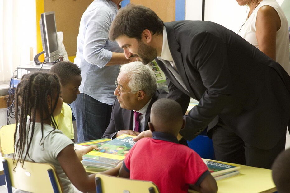 António Costa e Tiago Brandão Rodrigues ofereceram os manuais, agora gratuitos no 1º ciclo, aos alunos da Escola Ribeiro de Carvalho, no Cacém (Sintra)   