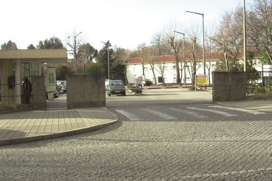 Homem está a ser seguido no Magalhães Lemos