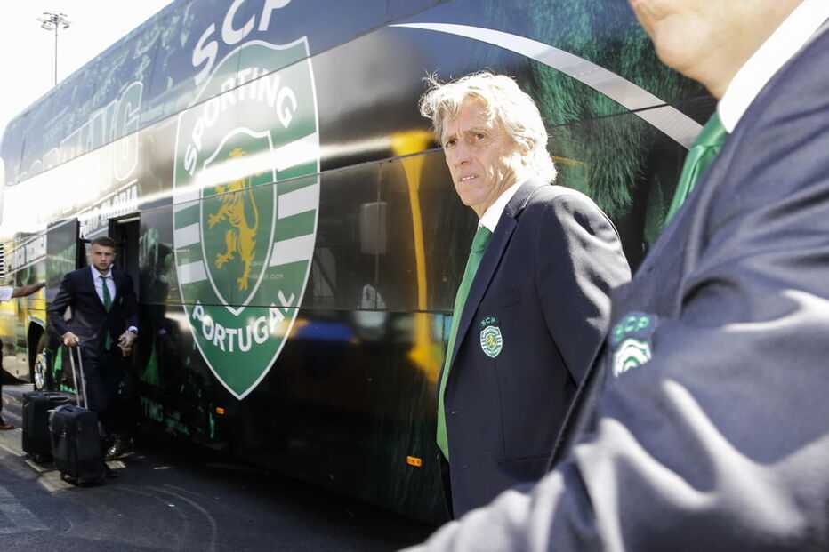 Jogadores e técnicos do Sporting na partida para a Grécia