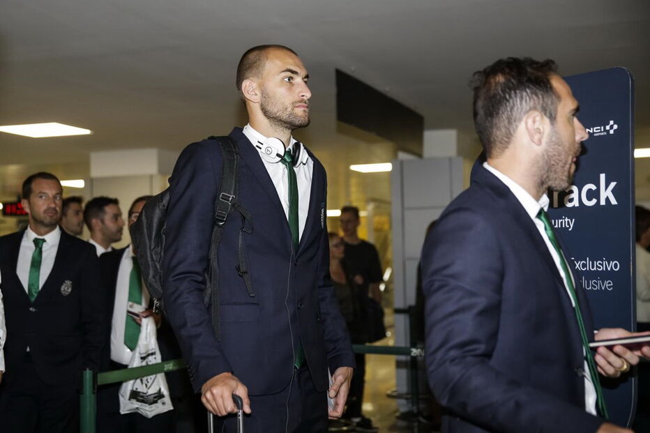 Jogadores e técnicos do Sporting na partida para a Grécia