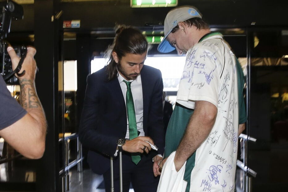 Jogadores e técnicos do Sporting na partida para a Grécia