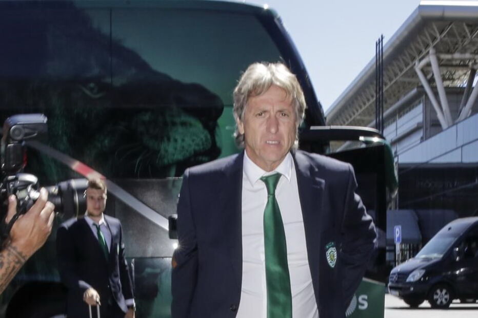 Jogadores e técnicos do Sporting na partida para a Grécia