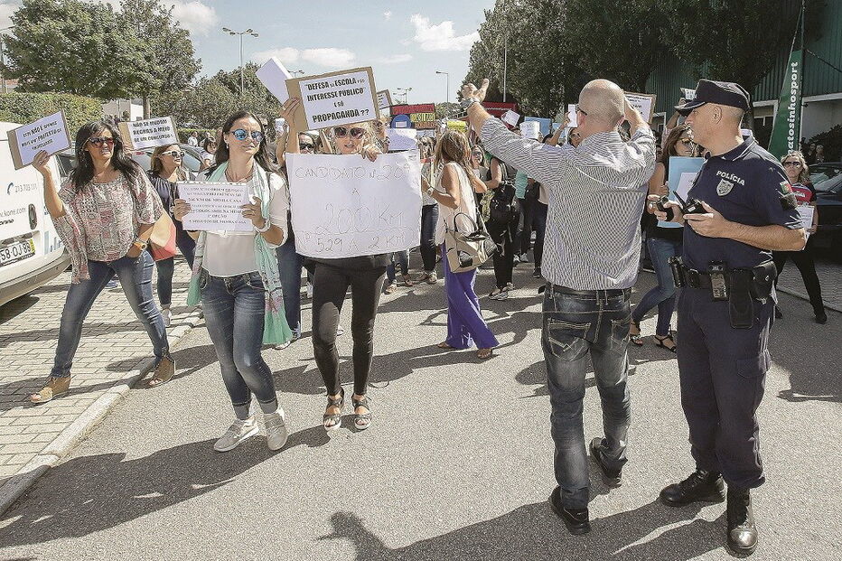 Docentes concentraram-se em frente ao Centro de Congressos de Matosinhos, à espera de António Costa 
