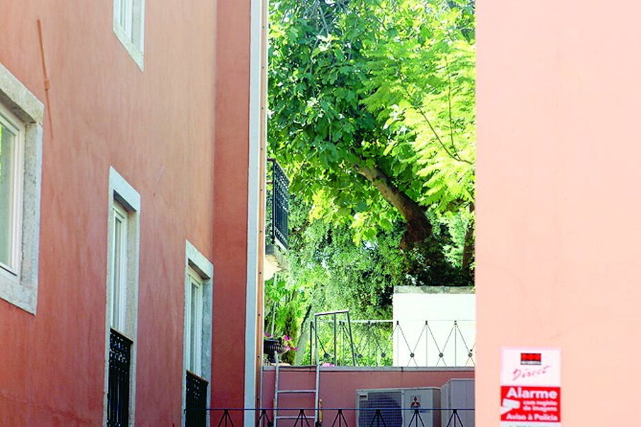 Casa situa-se na zona da Lapa e conta com um jardim privativo, entre outros luxos