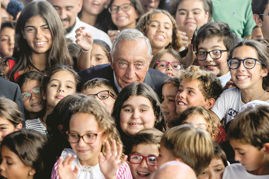 Estudantes tiraram várias fotografias com Marcelo Rebelo de Sousa, depois de cantarem o hino nacional e o hino da Escola 31 de Janeiro, na Parede (Cascais)