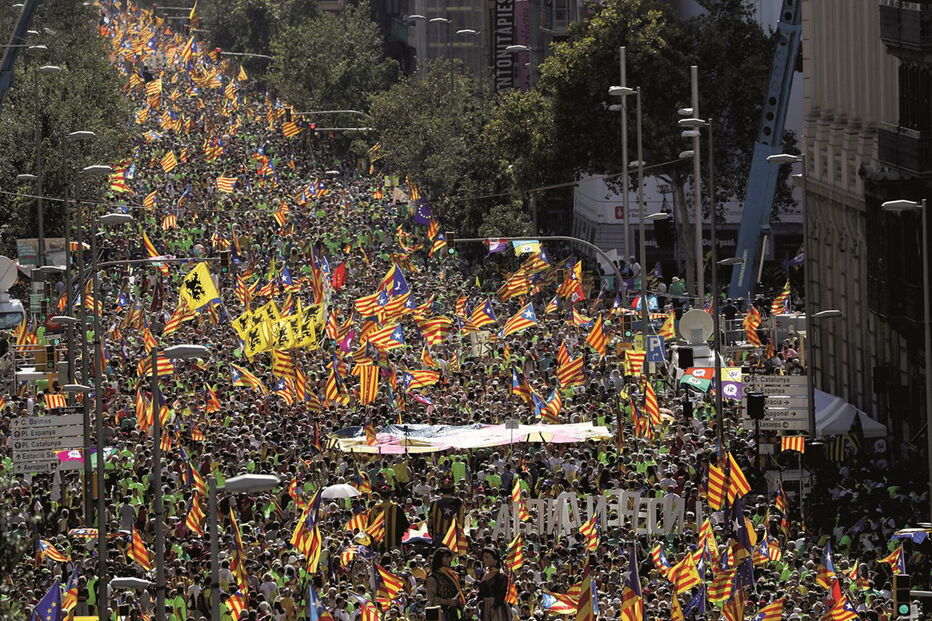 Multidão com bandeiras catalãs e apelos ao ‘sim’ juntou-se perto das Ramblas 