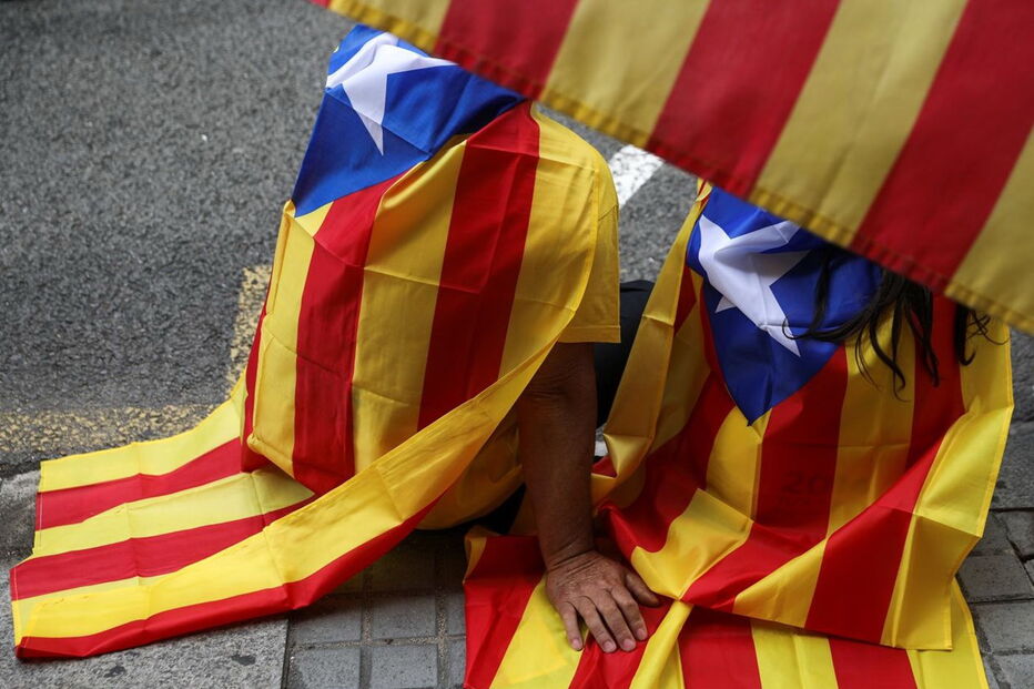 Multidão com bandeiras catalãs e apelos ao ‘sim’ juntou-se perto das Ramblas 
