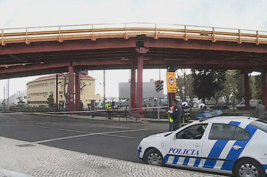 Camião embateu num pórtico no viaduto de Alcântara