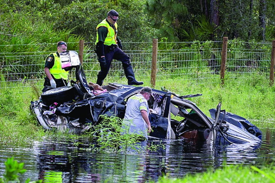Carros arrastados pelas cheias
