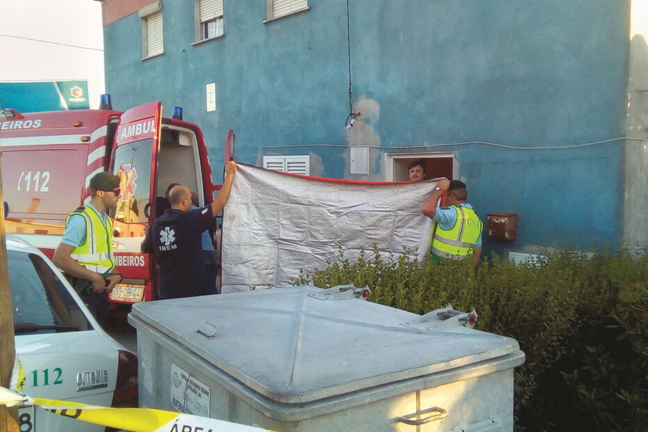 Cadáver foi retirado à tarde  