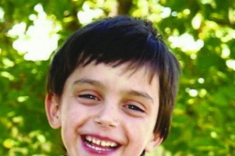 Rafael, de nove anos, foi encontrado morto pelo pai no hall de entrada   